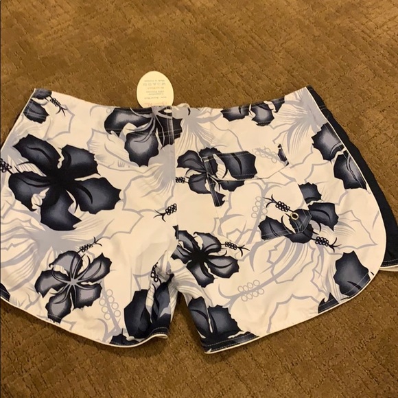 Brand New women's board shorts - Picture 2 of 4